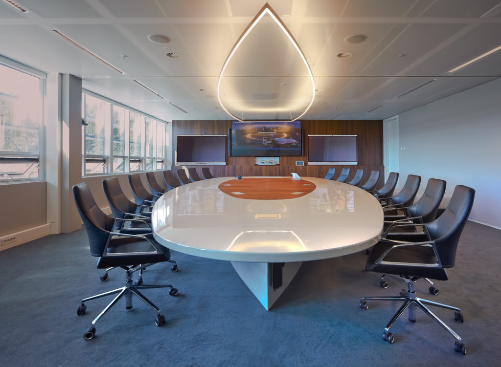 Luxe boardroom van alle gemakken voorzien.