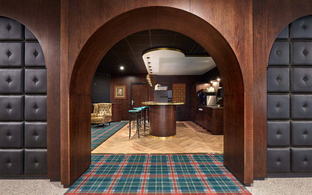 Koffie en de krant in een fijne fauteuil