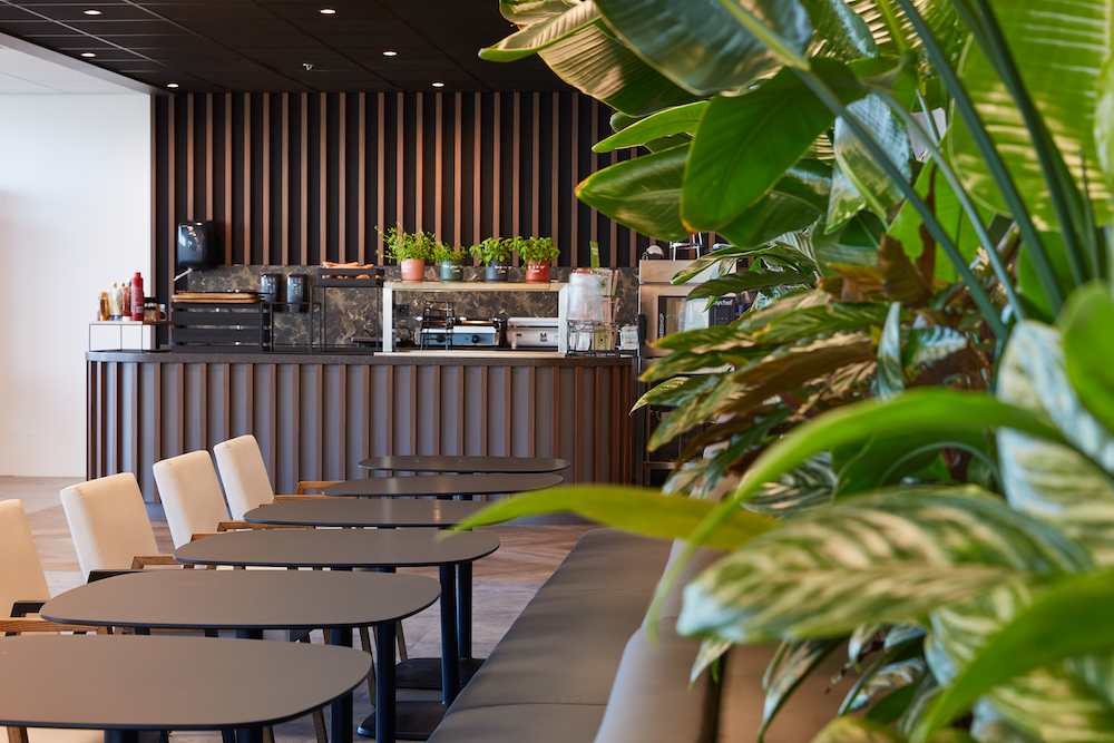 NRC Media vergadert en eet nu in een oase van rust en groen